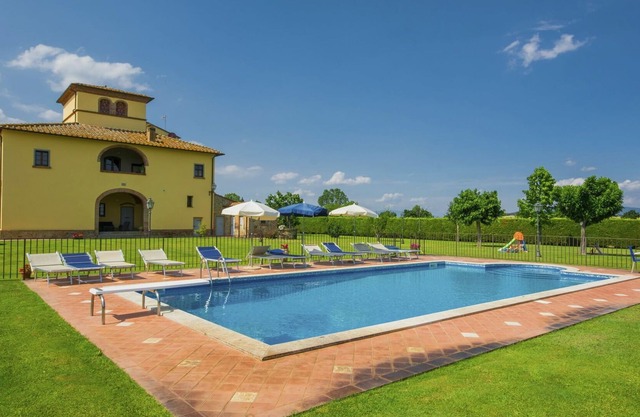 Private Villa with WIFI, private pool, A/C, TV, patio, panoramic view, parking, close to Arezzo