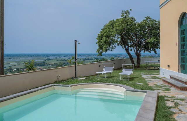 Private Villa with private pool, WIFI, A/C, TV, veranda, panoramic view, close to Viareggio