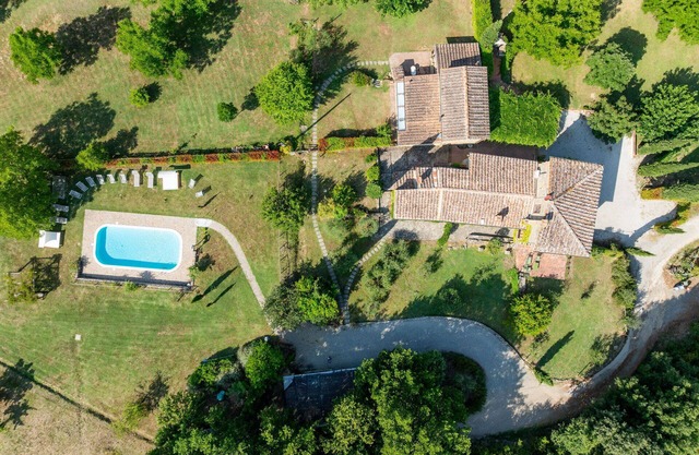 Private Villa with private pool, A/C, WIFI, TV, panoramic view, parking, close to San Gimignano