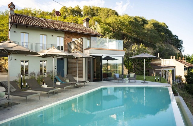 Private Villa with private pool, WIFI, sauna, hot tub, A/C, TV, patio, panoramic view, close to Alba