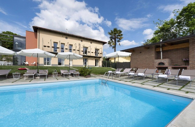 Private Villa with private pool, WIFI, A/C, TV, patio, panoramic view, parking, close to Alba