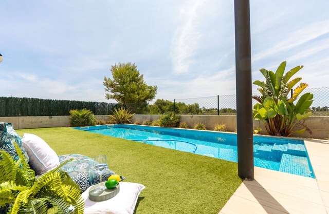 Private Villa with private pool, WIFI, A/C, TV, patio, pets allowed, panoramic view, parking