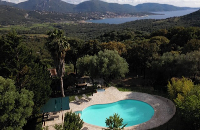 Private villa with swimming pool and jacuzzi overlooking the Gulf of Valinco