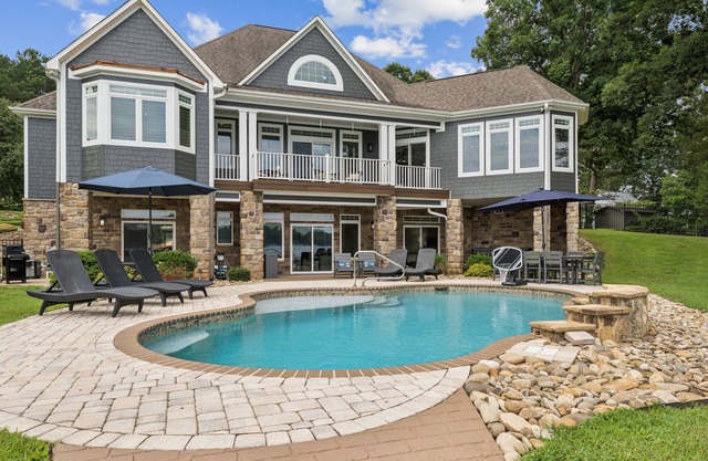 Private Waterfront Home with Pool, Hot Tub - ideal for up to 16