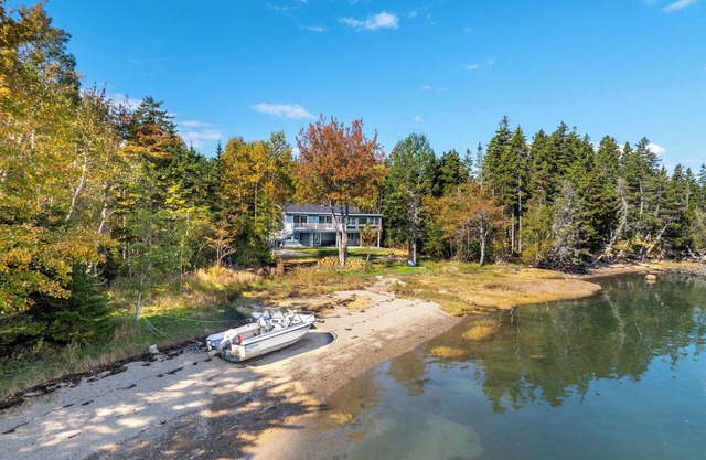 Private, Waterfront Home on Dyers Bay!