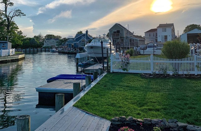 Private Waterfront Loft, Minutes to the Beach