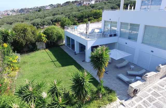 Private "White Blue Spa Pool Luxury Villa" with sauna and gym!