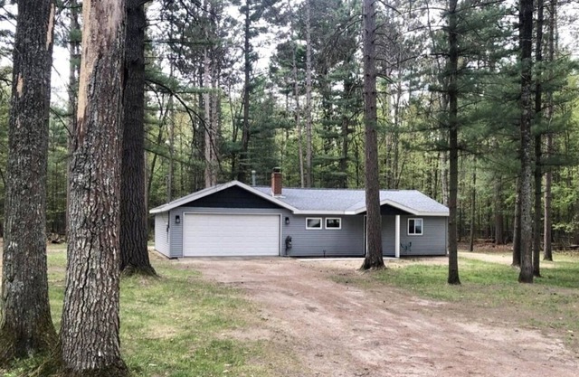 Private wooded cabin on one+ acre less than 1 mile from beautiful Higgins Lake.