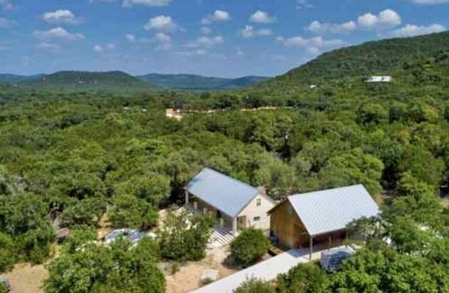 Professionally Decorated & Fully Stocked Luxury Home near Frio River