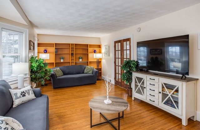PROMO 5% WEEKLY/10% MONTHLY 💫Charming Steps to Strong/UofR by Airport/Dwnt/RIT