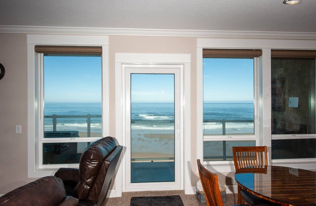 Promo! Oceanfront Condo - Private Hot Tub, WiFi, Smart HDTV and Indoor Pool!