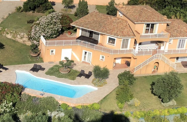 Property 480m2, sea view, heated swimming pool 6 bedrooms, 6 bathrooms, 3mn from the beach