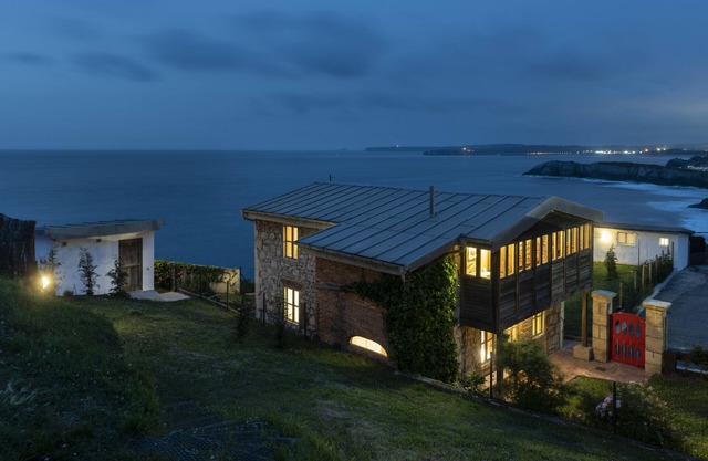 Property on beautiful seacliff. Beach downstairs