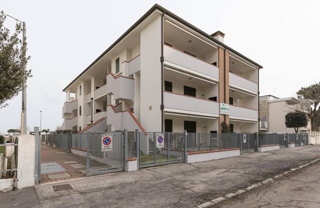 Property on the sea with terrace with barbecue and private garden with parking space.
