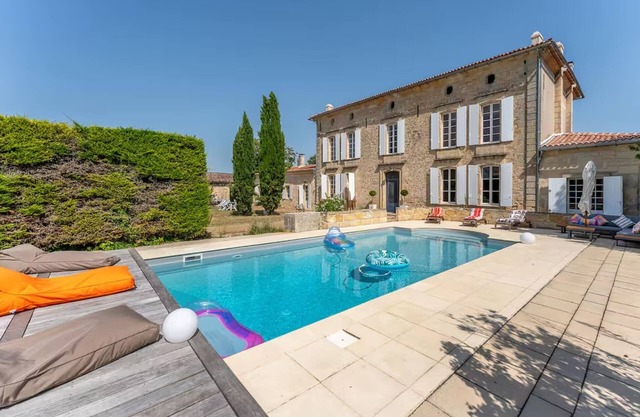 Property XVIII of 500 m2 with private pool and park 20 minutes from Bordeaux.