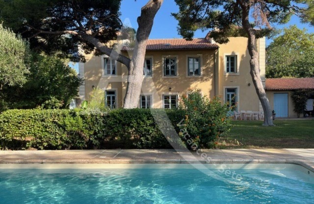 Propriété avec jardin et piscine