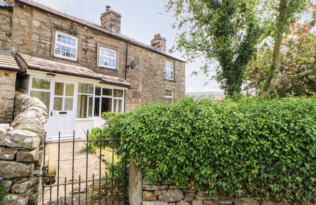 PROSPECT HOUSE, pet friendly, character holiday cottage in Leyburn