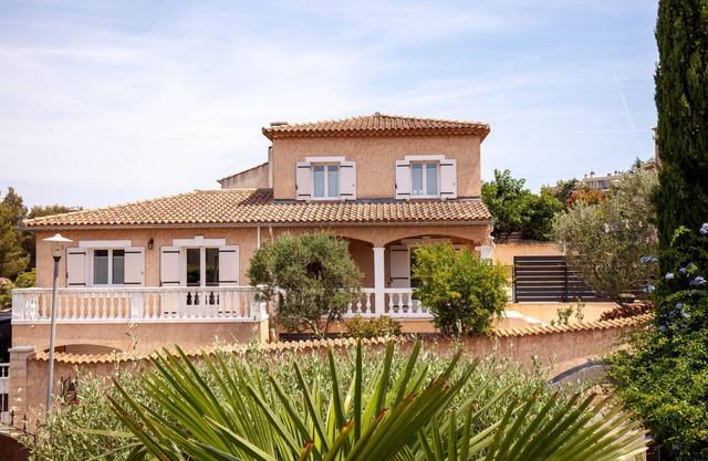 Provençal House with swimming pool, 4 bedrooms, garden, air-conditioning, 9 pers