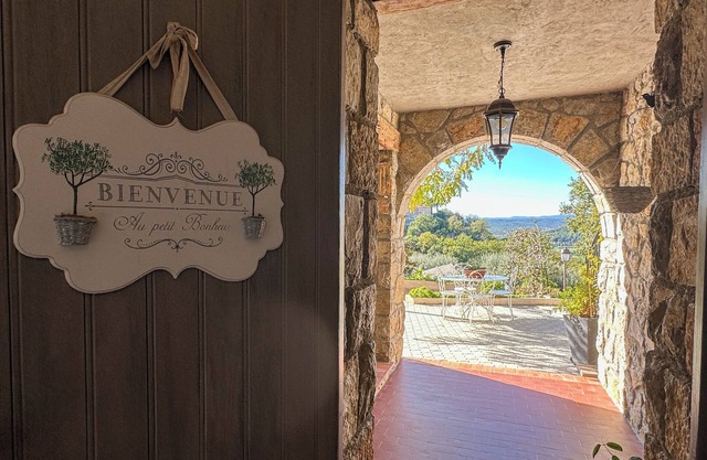 Provencal Bastide, 2 apts, pool, ac, near Lake