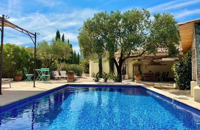 Provencal farmhouse in peace and in the heart of the vineyard