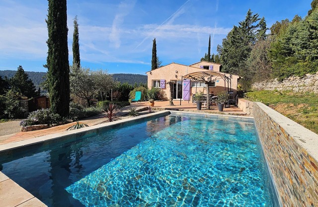 Provencal villa sleeps 8, magnificent unobstructed view with heated pool