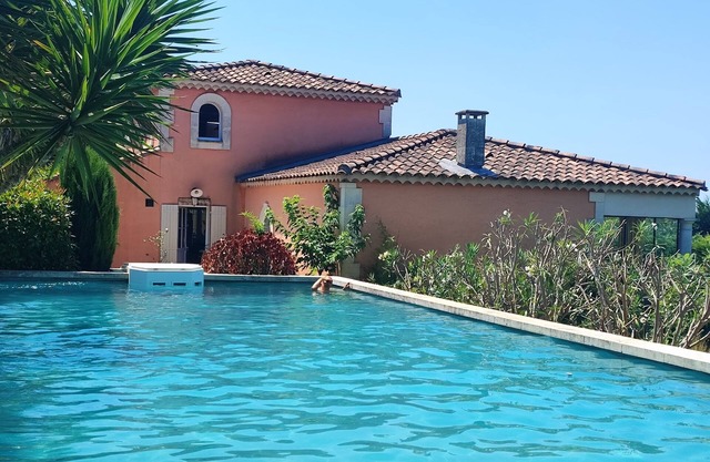 Provencal villa with swimming pool, pool table and table tennis.