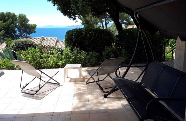 Provencal villa with sea view in private domain near beaches in Boulouris