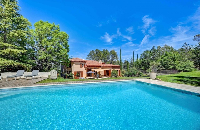 Provence house with swimming pool, Ste Victoire view, near Aix (sleeps 10)