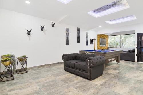 Provenza! Golden Jacuzzi - 5BR only 1 Block from lleras