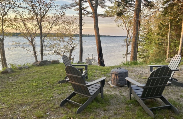 Pumpkinfest Special! 300/night. Waterfront Round Pond Home