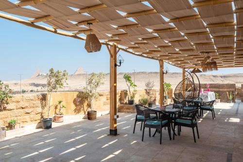 Pyramidia Serene with Rooftop, Pool & pyramids view