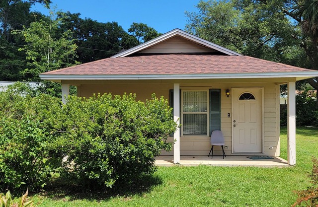 Quaint 1b1b Bungalow - Pensacola day trip to beaches near Navy Base