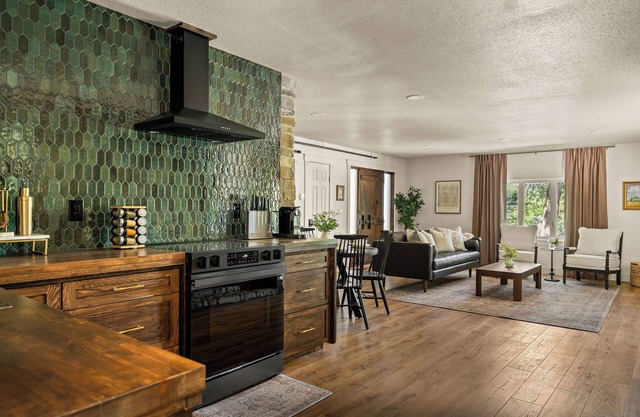 Quaint 2BR/2BA - 3 Minutes to Branson Landing & Walkable to Downtown Hollister