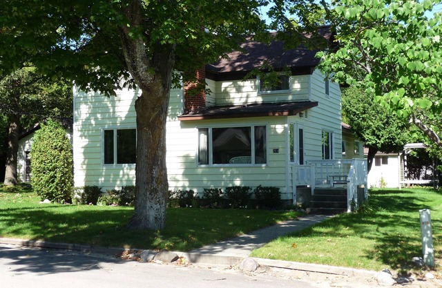 Quaint and cozy village home. 2 blocks to town. Quiet and pet friendly Nice yard