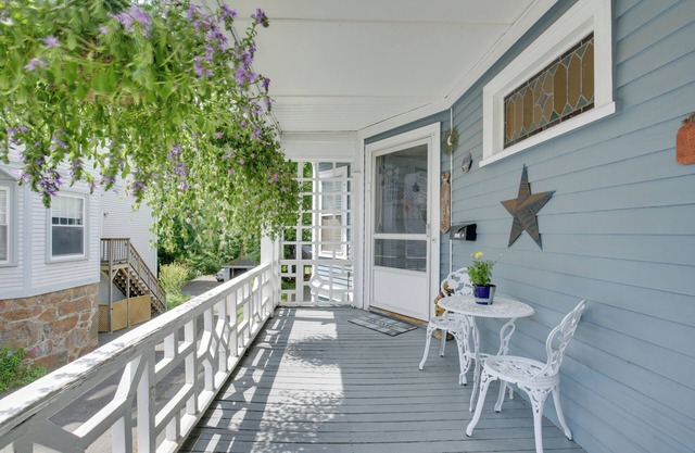 Quaint Beverly Townhome: Walk to Beach & Downtown!
