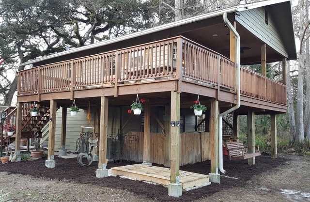 Quaint Cabin Retreat on a wooded fenced acre with a canal to the river