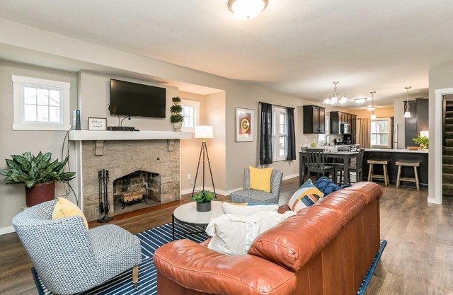 Quaint Cedar Rapids Home - 1 5 Mi to Downtown