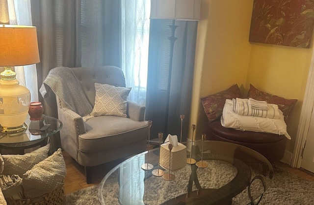 Quaint & Charming 2 BR 1st Fl APT in Mount Pleasant near Federal Hill! Pets OK!