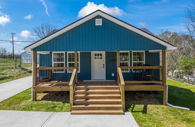 Quaint & Charming Knoxville Cottage