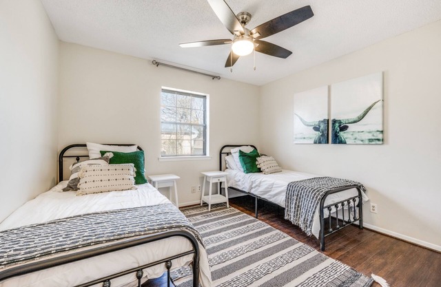 Quaint City of Justin STEPS away- 5 Min to raceway. Just remodeled Dog friendly