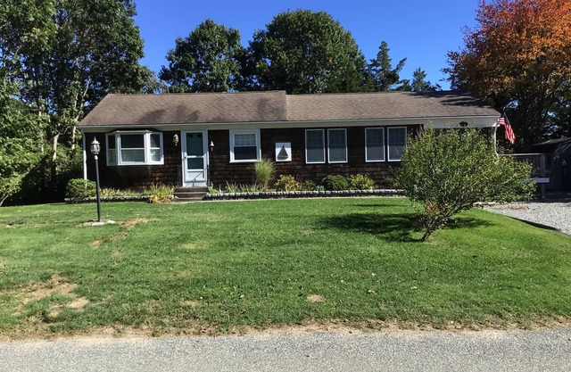 Quaint cottage close to beach! BEACH ACCESS INCLUDED!