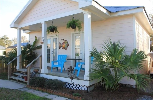 Quaint Cottage, Walk to Beach and Old Town Bay St. Louis