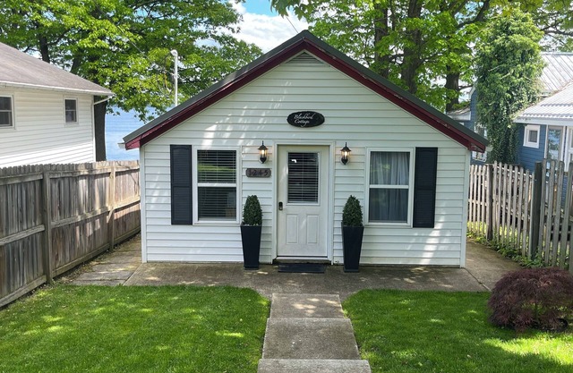 Quaint, cozy Blackbird Cottage on Seneca Lake with private lakefront