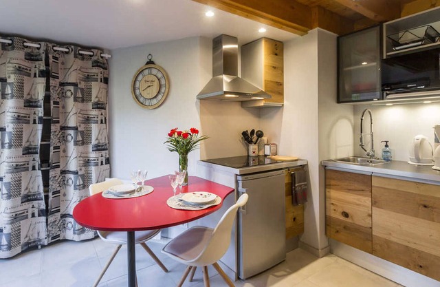 Quaint Eco-Friendly Cottage with Private Garden, Mini Farm & Baby Equipment