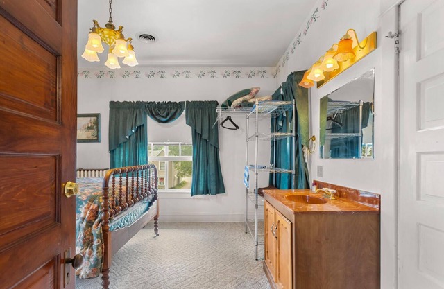 Quaint Mansion - Downtown Danville Centrally locatedn