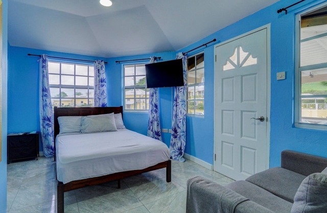 Quaint one bedroom unit steps away from beach access