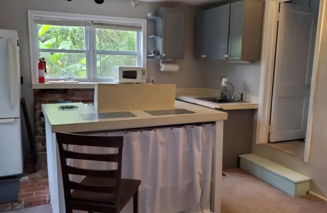Quaint Private Studio Cottage