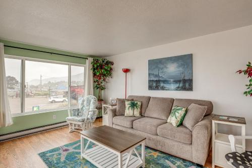 Quaint Rockaway Beach Gem Walk to Shore!