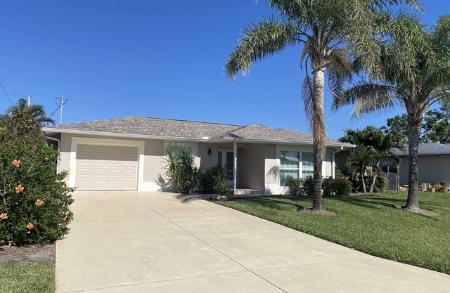 Quaint & Stylish Home located in SE Cape Coral walking distance to Restaurants
