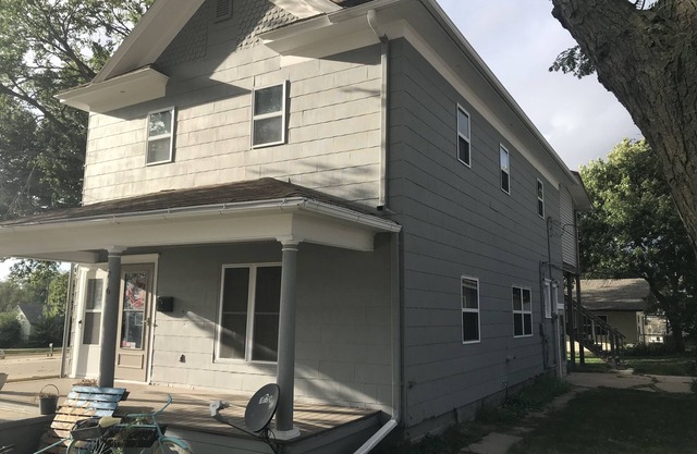 Quaint Upstairs Apartment with peaceful treetop deck, close to downtown.